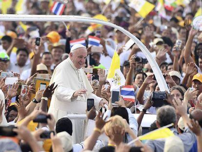 El papa Francisco saluda a los fieles congregados en la misa masiva de Yangon el mi&eacute;rcoles. 