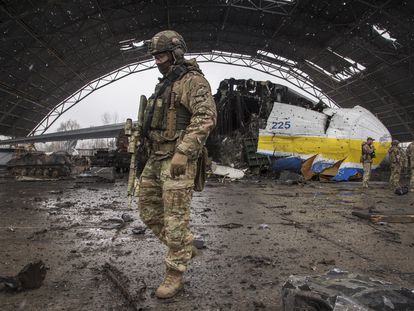 Un soldado ucranio inspecciona un hangar cerca de Kiev, este domingo.