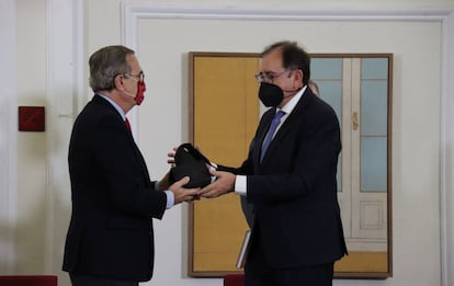 José María Alonso entrega el premio Defensa de la Abogacía al secretariogeneral de Instituciones Penitenciarias.