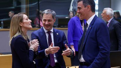 El presidente del Gobierno, Pedro Sánchez, en el Consejo Europeo, con la presidenta del Parlamento Europeo, Roberta Metsola, y el primer ministro belga, Alexander de Croo.
