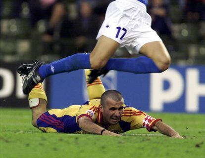 Hagi, figura de Rumanía, tendido en el suelo en el partido de cuartos de final ante Italia, que perdió 2-0.