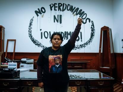 Erika Martínez, madre de una víctima de abuso sexual, en las instalaciones ocupadas de la CNDH en Ciudad de México.