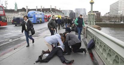 Heridos son asistidos después del atentado en el puente de Westminster en Londres.