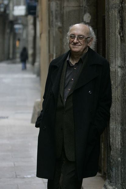 Petros Márkaris, en el barcelonés barrio del Raval.