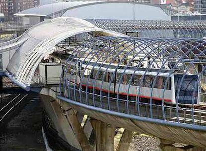 A la izquierda, el metro de Bilbao en la estación de Urbinaga. A la derecha, autobús urbano de Sevilla.