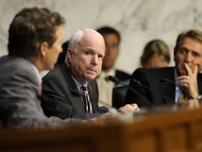 El senador John McCain, uno de los tres republicanos que apoyaron el ataque en la votaci&oacute;n del comite de Relaciones Exteriores del Senado.