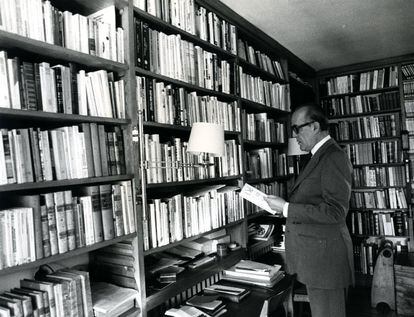 El expresidente del Gobierno Leopoldo Calvo Sotelo, en la biblioteca de su casa en Aravaca (Madrid), durante una entrevista el 16 de diciembre de 1982, tras dejar la presidencia del Gobierno.