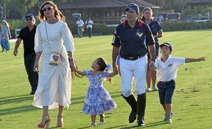 Victor Jose Vargas y su segunda mujer, Maria Beatriz Hernandez, con sus dos hijos en Sotogrande en agosto.