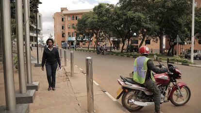 Debido a las calles inclinadas de la ciudad de Kigali, que se levanta sobre colinas, muchas personas optan por este barato medio de transporte para desplazarse.