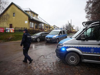 Un control policial impedía el acceso de los no residentes a Przewodów, el jueves.