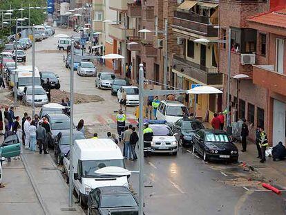 Vecinos de la avenida de Vicálvaro, en Coslada, observan el lugar donde los familiares de una mujer encontraron su cadáver, arrastrado por la riada.