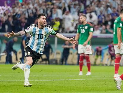 Lionel Messi celebra su gol contra México.