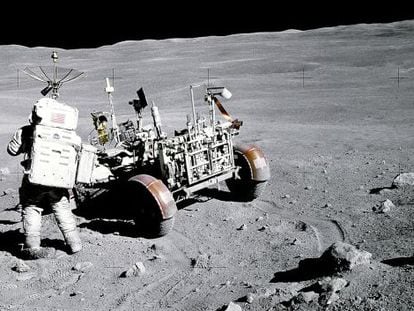 Charles Duke pasea sobre la Luna el 22 de abril de 1972