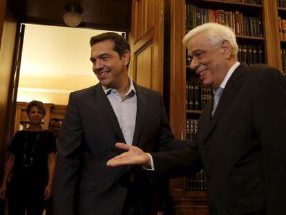 El primer ministro griego, Alexis Tsipras, con el presidente griego, Prokopis Pavlopoulos, en el palacio presidencial de Atenas, el 20 de agosto de 2015. 