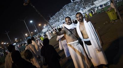 Peregrinos musulmanes posan en 2015 para un selfie cerca del Monte Arafat cerca de La Meca.