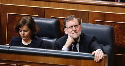 Mariano Rajoy, presidente del Gobierno, junto a Soraya Sáenz de Santamaría, vicepresidenta.