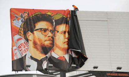 Retirada del cartel de la película cancelada 'La entrevista' en Los Ángeles.