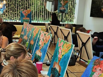 Los alumnos del taller 'Tu Arte Tu vino', con sus cuadros.
