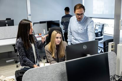 Carlos Regalado, especializado en baterías, y Carla Furquet, ingeniera aeronáutica, junto a Natalia Lluch, del departamento financiero y la más joven de la empresa, en las oficinas de PowerCo, en Valencia.