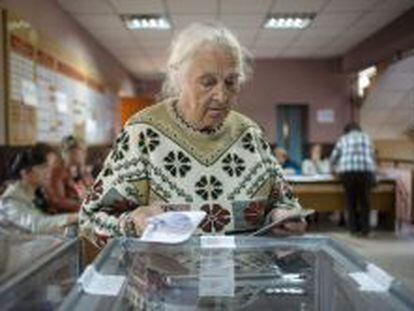 Una votante en el refer&eacute;ndum separatista de Ucrania.