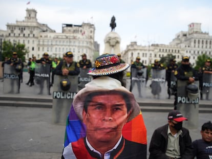 El rostro del expresidente Pedro Castillo cubre la espalda de una manifestante contra el Gobierno de Dina Boluarte, durante la Tercera Toma de Lima, el 19 de julio de 2023.