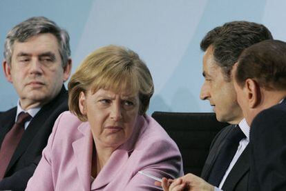 De izquierda a derecha, Merkel, Sarkozy y Berlusconi en Berlín el pasado 22 de febrero.
