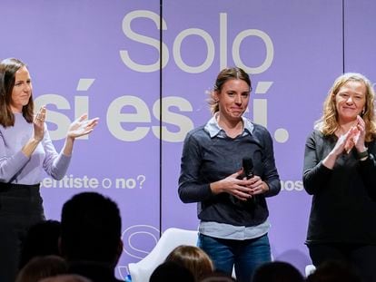 La ministra de Igualdad, Irene Montero, rodeada de la líder de Podemos, Ione Belarra, y la delegada del Gobierno contra la Violencia de Género, Victoria Rosell, este domingo en un acto del partido en Madrid.