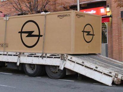 Un camión de Amazon entrega un coche Opel comprado online.