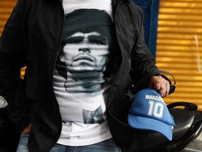 Un hombre con una camiseta con la cara de Maradona, en Buenos Aires.