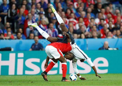 Paul Pogb cae al suelo después de un choque con Breel Embolo durante el partido entre Francia y Suiza.