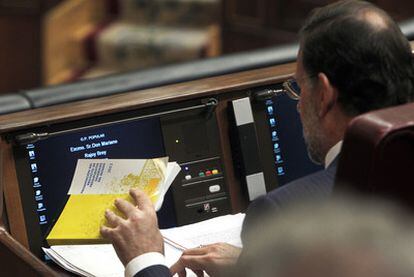Mariano Rajoy repasa sus notas en su escaño del Congreso durante el debate de los Presupuestos Generales del Estado.