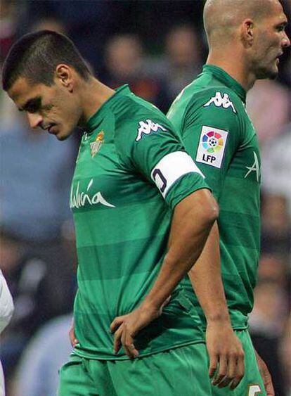 Juanito, junto a Rivas, se lamenta durante un partido.