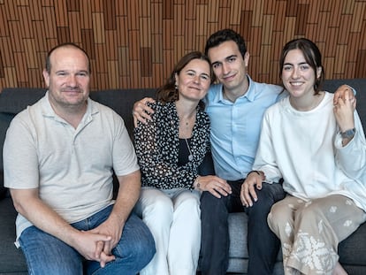 Carles Durà y Cristina Díez, padres de Àlex, su hermano, Pau, y la novia de este, Ana Pascual, en el Caixa Forum de Valencia, el pasado mes de octubre.