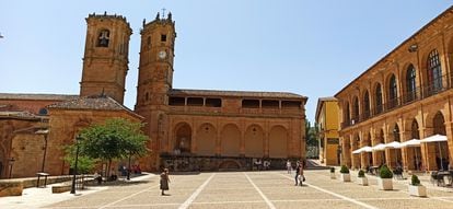 Plaza Mayor de Alcaraz, con la torre de la iglesia de la Santísima Trinidad, a la izquierda, y la del Tardón, sobre la lonja de los dominicos, a la derecha.