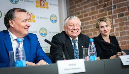 El excampeón Anatoli Kárpov, en el centro, durante la conferencia de prensa en Yekaterimburgo
