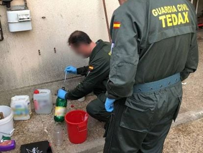 Agentes de la Guardia Civil se incauta de un alijo del explosivo conocido como 'madre de Satán'. 