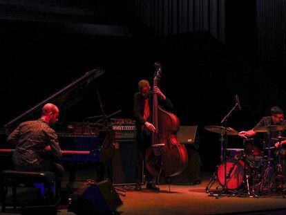 Shari Maestro (piano), Chris Morrissey (contrabajo) y Mark Guiliana (bater&iacute;a), en el concierto de ayer de Mark Guiliana Jazz Tr&iacute;o. 