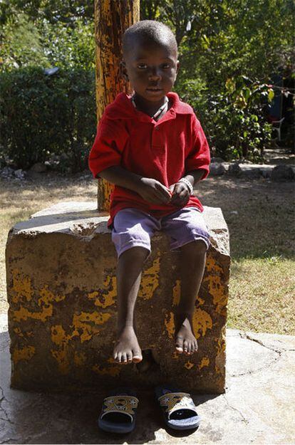 Uno de los niños huérfanos rescatados de manos de una organización cristiana estadounidense que intentaba sacarlos de Haití.
