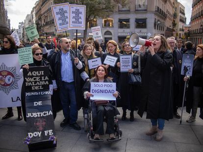 Letrados Administración de Justicia durante la manifestación convocada este jueves, en Madrid.