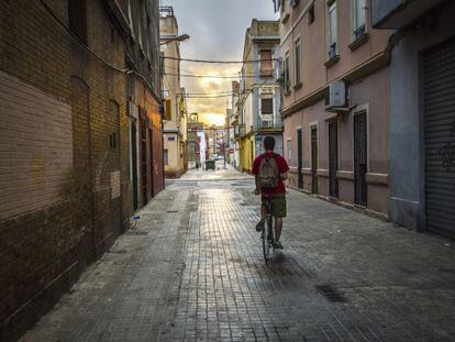 Un ciclista rueda por el barrio del Cabanyal.