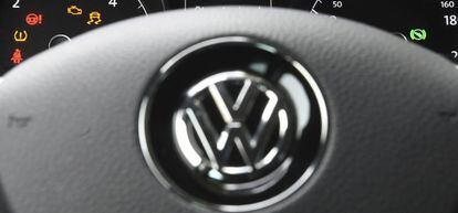 El s&iacute;mbolo de Volkswagen en el volante de un Golf en Leipzig (Alemania).