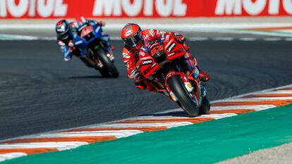 El piloto de Moto GP, Francesco Bagnaia (D) y Alex Rins ruedan en el circuito Ricardo Tormo de Cheste (Valencia).