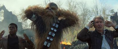 De izquierda a derecha, Finn (John Boyega), Chewbacca (Peter Mayhew), y Han Solo (Harrison Ford), en un fotograma del filme.