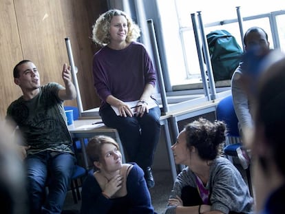 Una profesora en una de las aulas de la Universidad Complutense de Madrid.