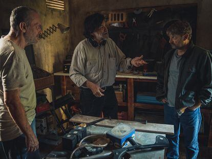 Víctor Erice, entre José Coronado y Manolo Solo, en el rodaje.