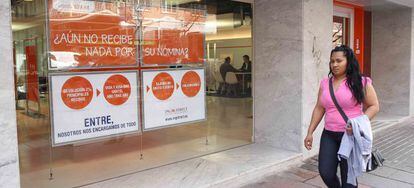 Un peat&oacute;n pasa frente a una sucursal de ING Direct, en Madrid.