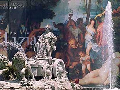 La Cibeles con una reproducción de un cuadro de Tiziano detras.