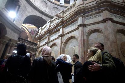 Personas visitan la tumba de Jesucristo dentro de la Iglesia del Santo Sepulcro en Jerusalén, Israel.