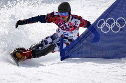 Vic Wild durante la prueba de snowboard en la que ganó el oro