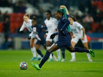 Kadidiatou Diani en el momento de lanzar el penalti para hacer el segundo gol del PSG en el partido contra el Real Madrid